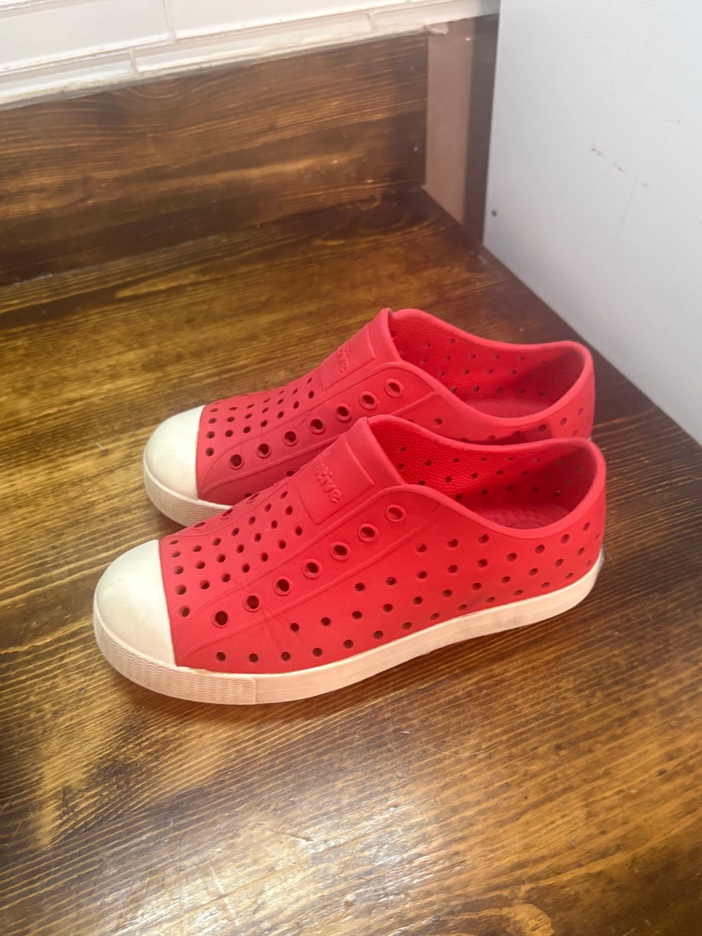 Native red Jefferson slip on shoes size J1